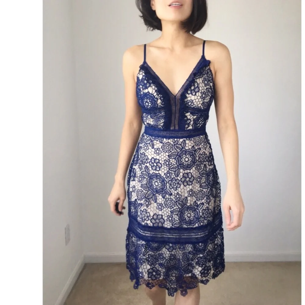FEMININE CROCHETED LACE DRESS - WITH NUDE LINING - Picture 4 of 7
